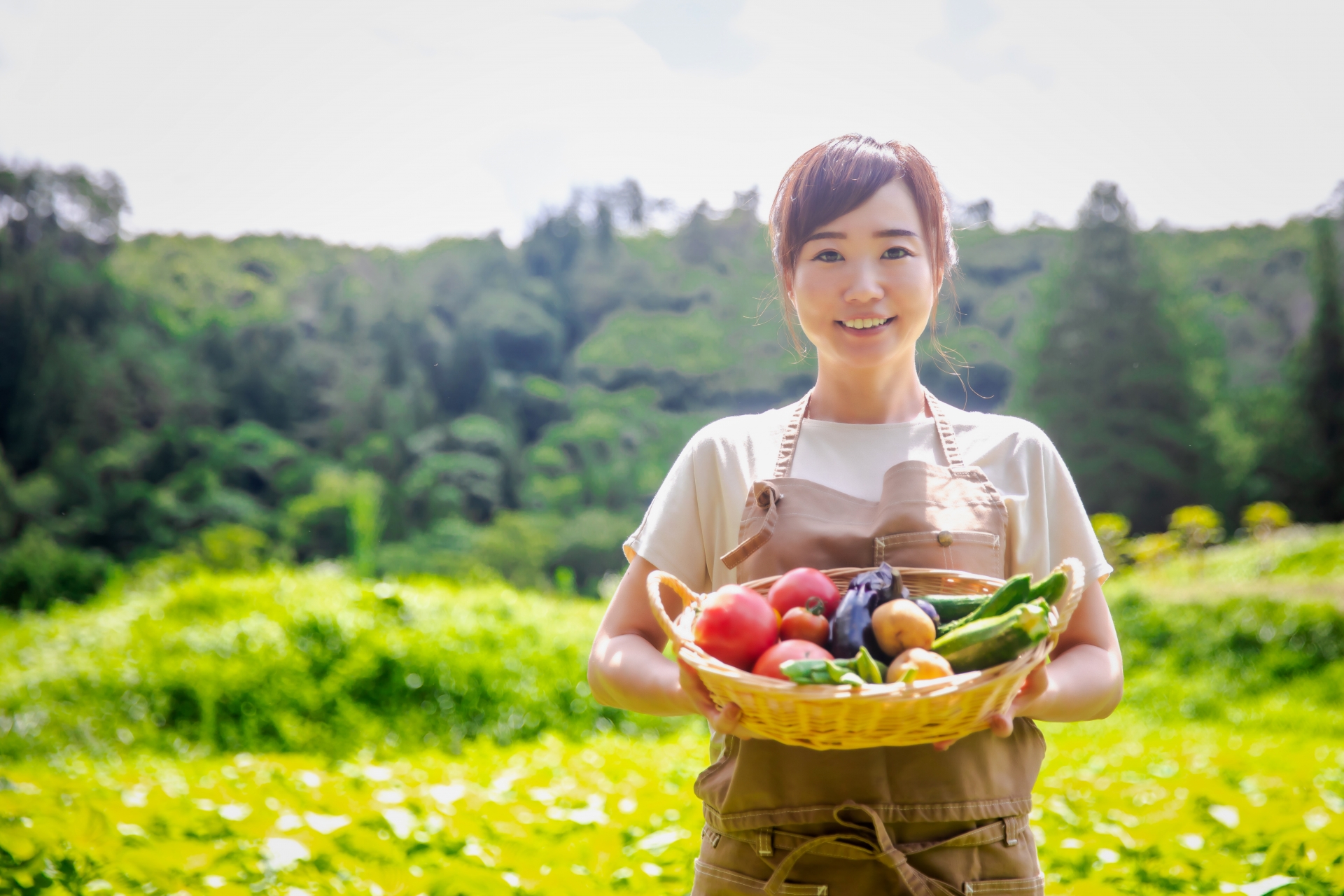 野菜をもつ女性