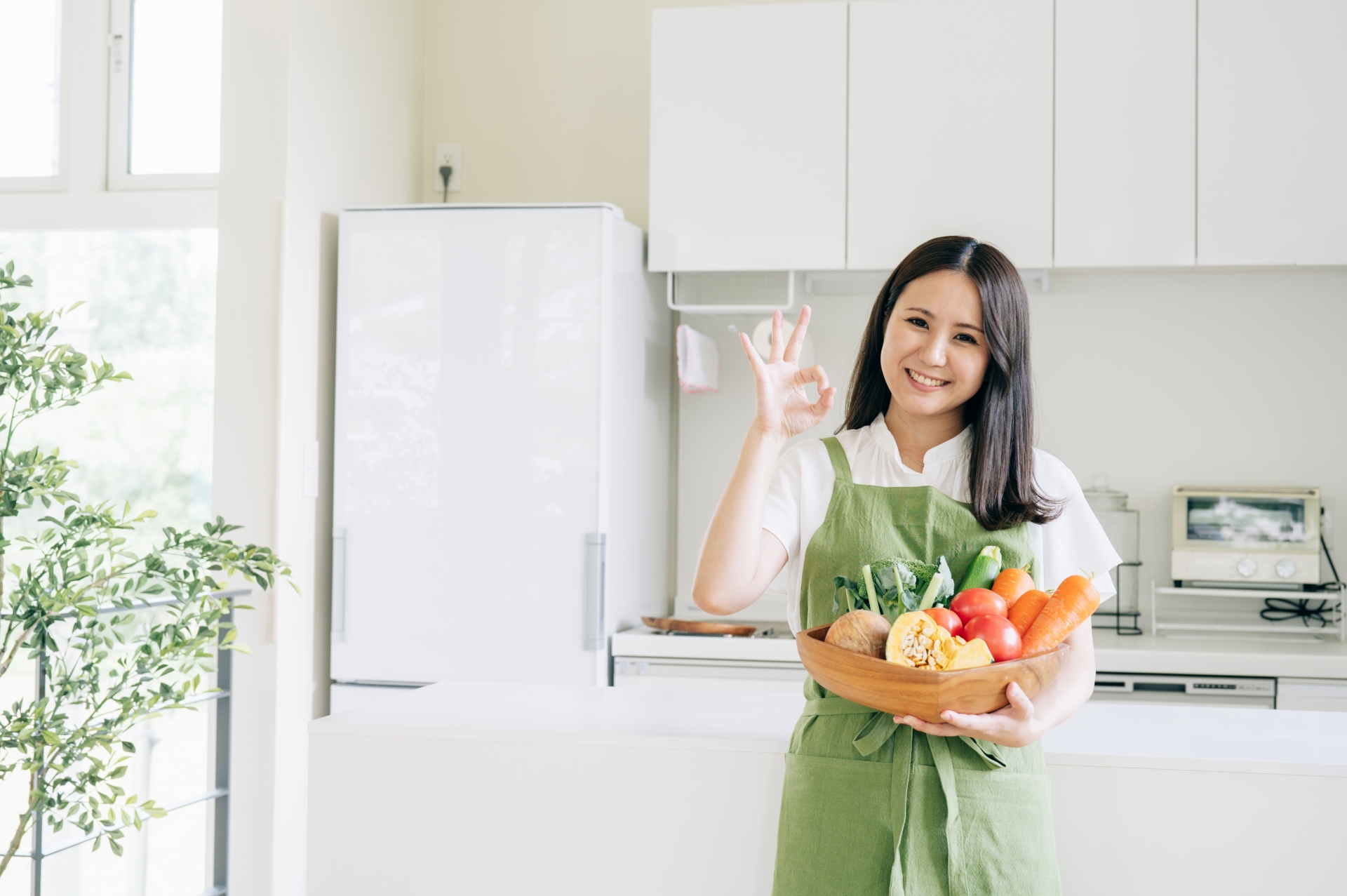 野菜を持つ女性