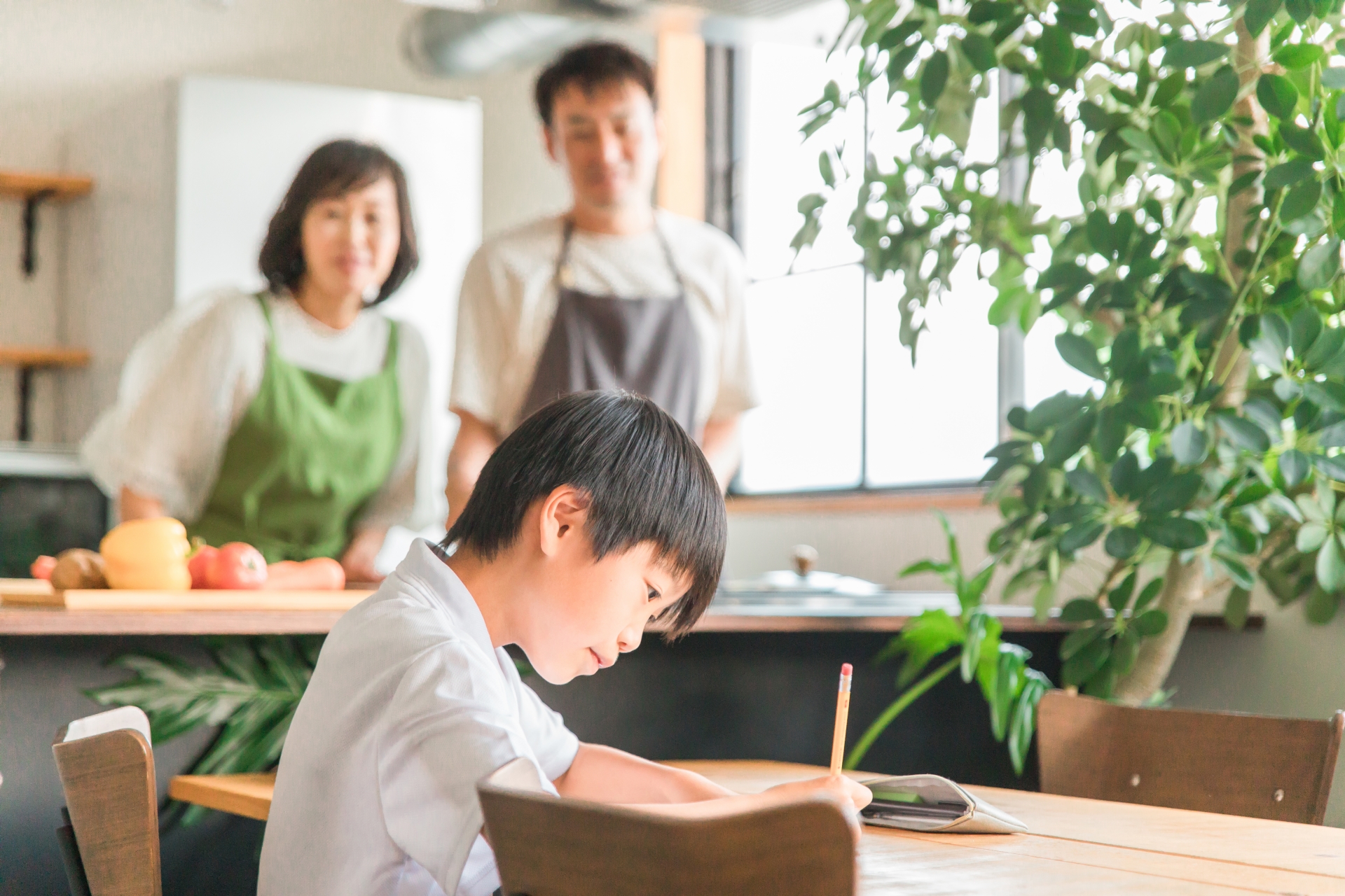 リビングで勉強する様子