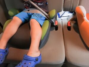 ジュニアシートに座る男の子